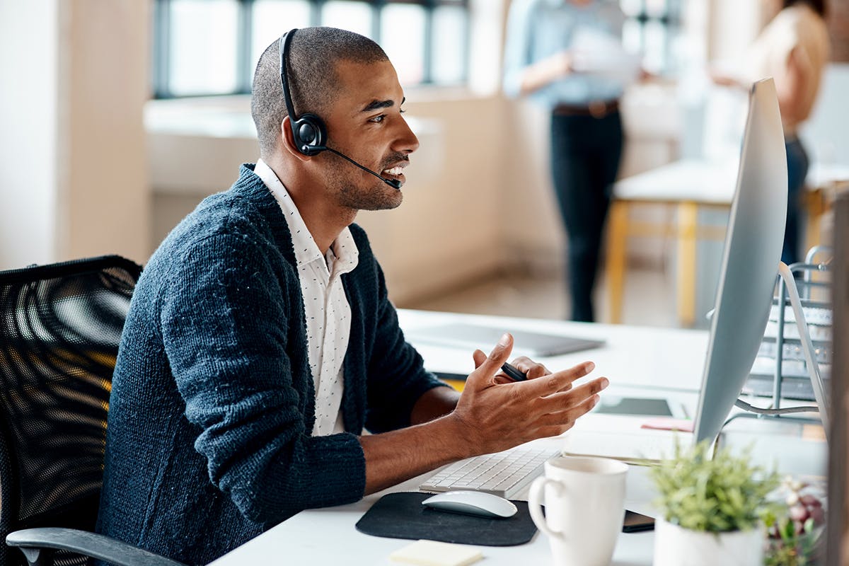 呼叫中心座席员戴着耳机与客户交谈