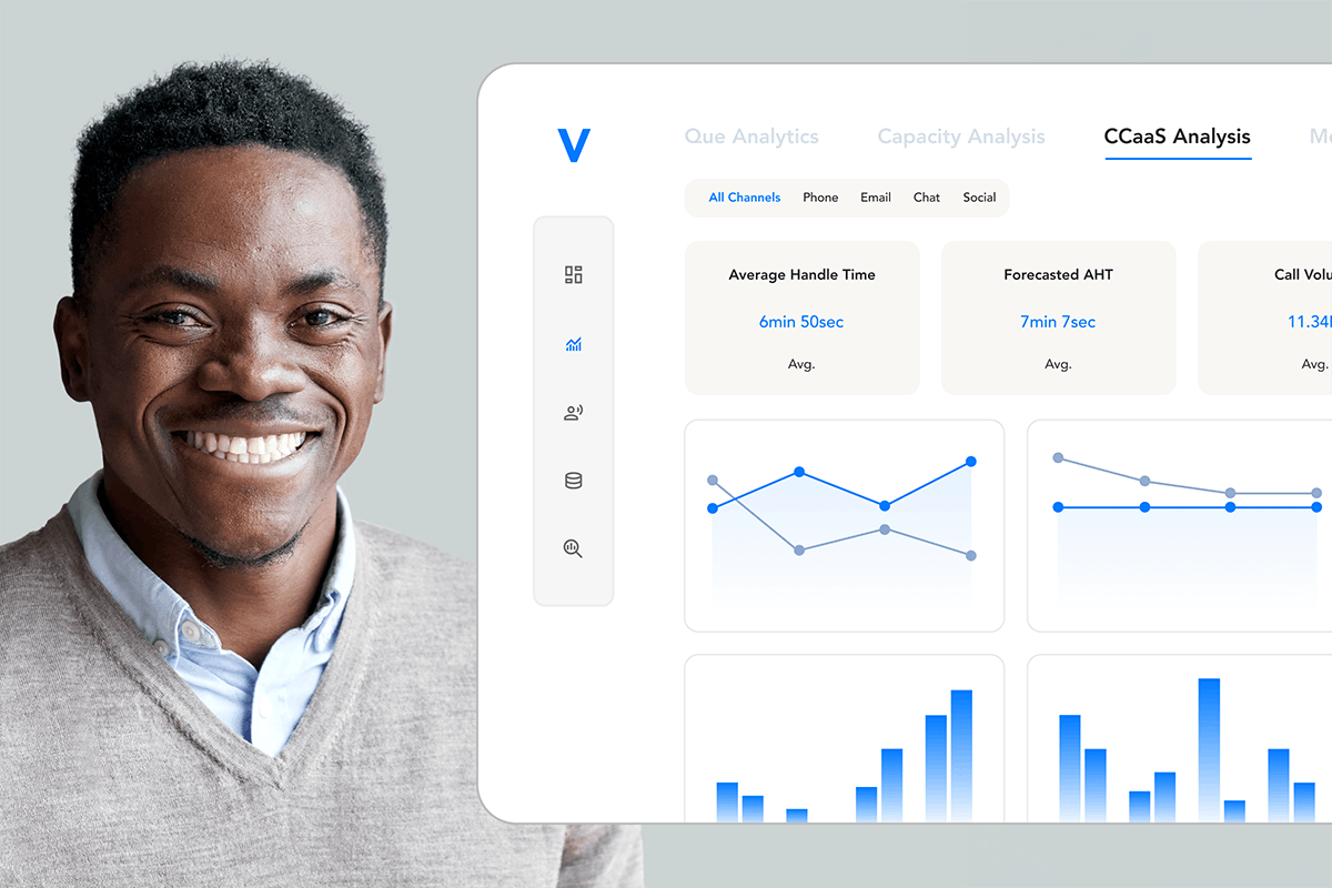 Blije klant glimlacht naast Verint Quality Bot AI Insights en CCaaS-analyse scherm