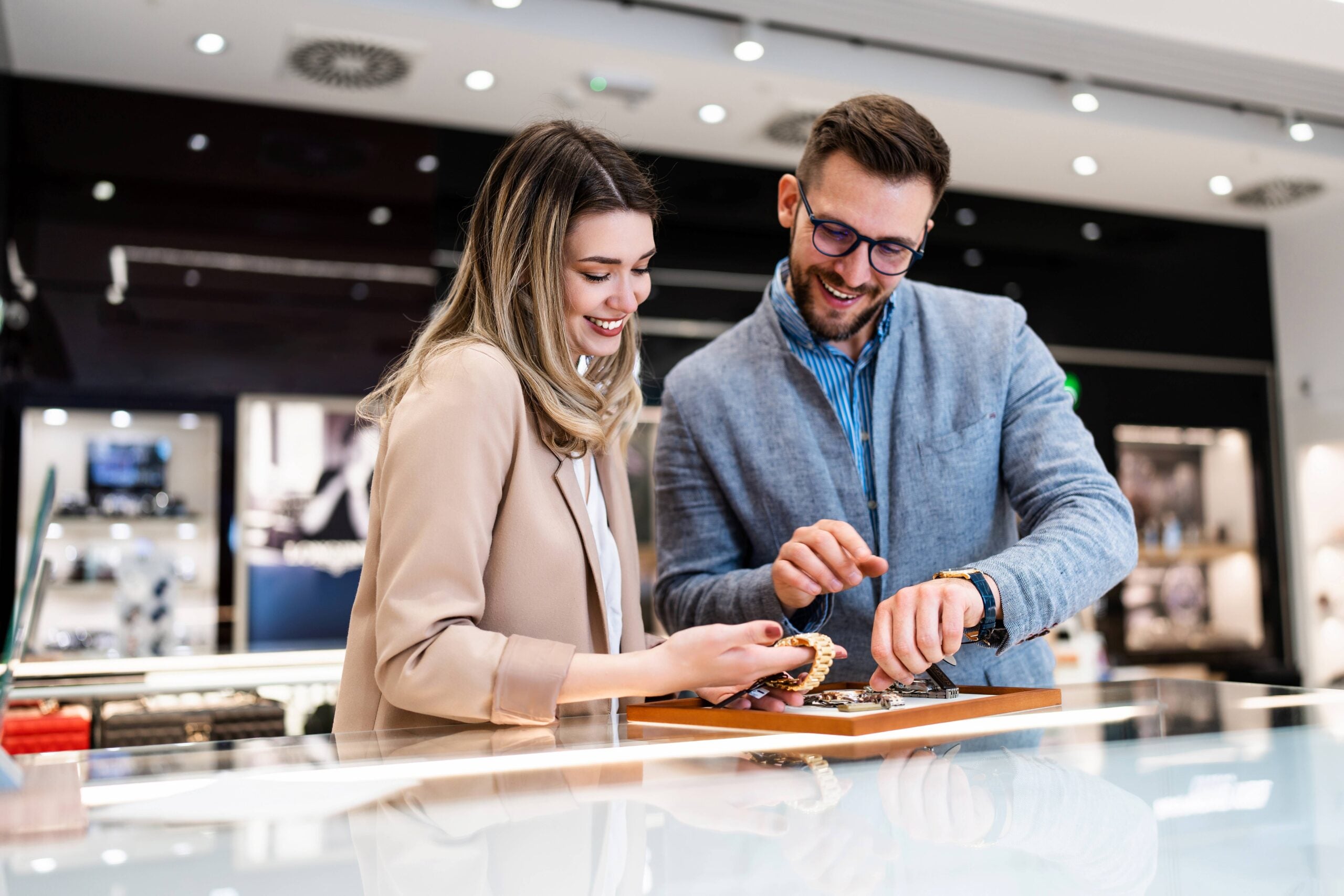 retail - couple looking at jewelry