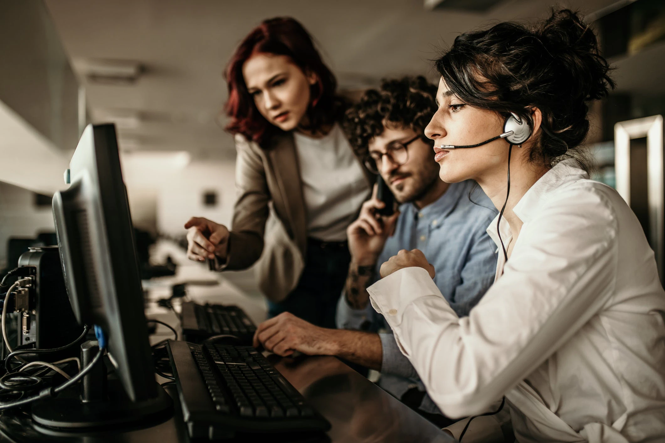 Customer service rep using AI agent assist tools during a call in a contact center