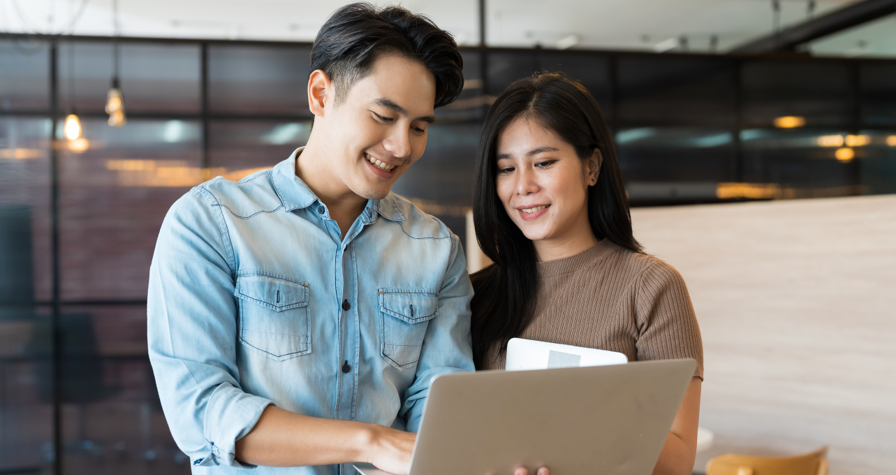 tech bar customer interacting with support team member